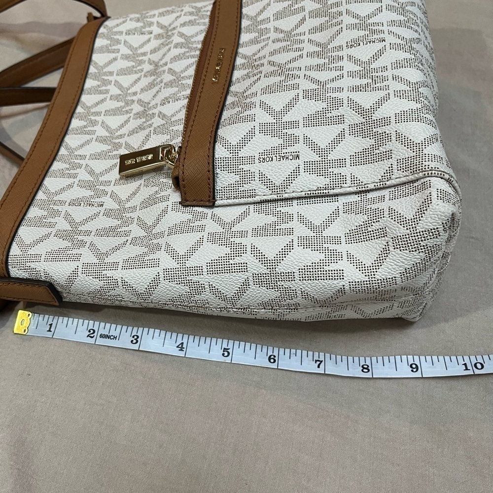 Michael Kors MESSENGER IN SIGNATURE Print - Picture 7 of 14